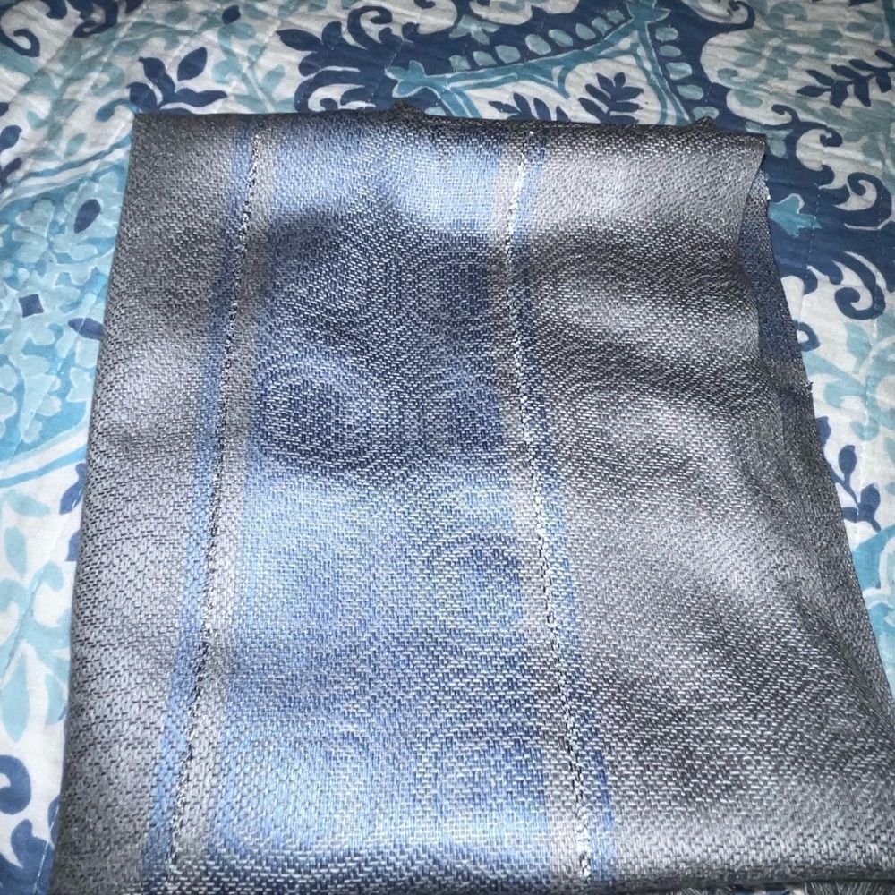 🪩 Blue & grey scarf